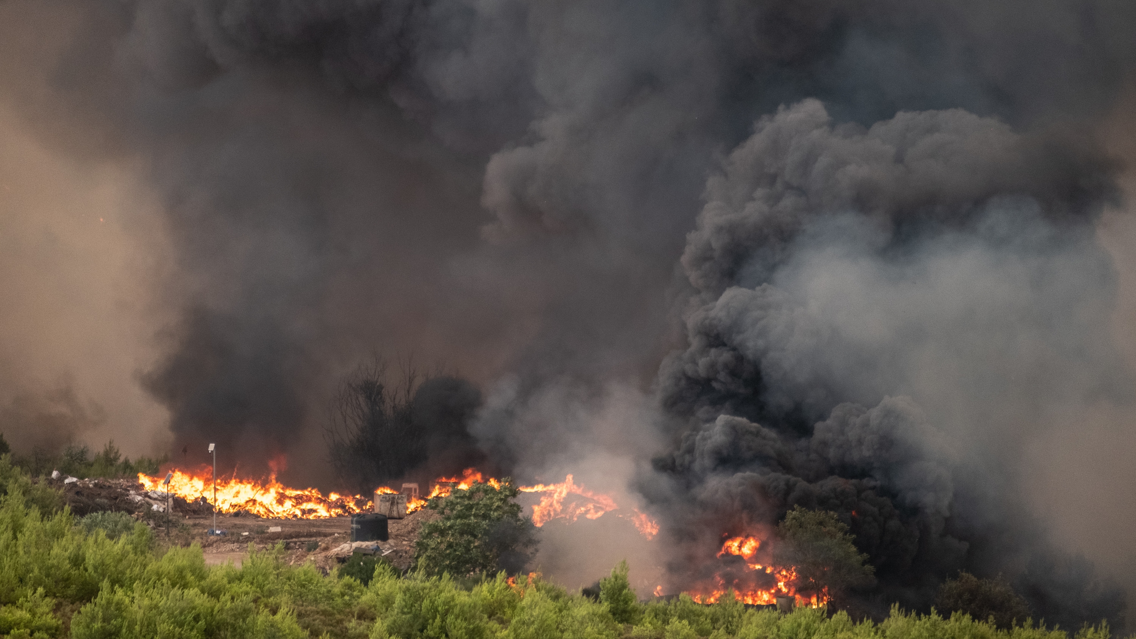 A massive force of firefighters from Greece and other European countries are fighting for days.
