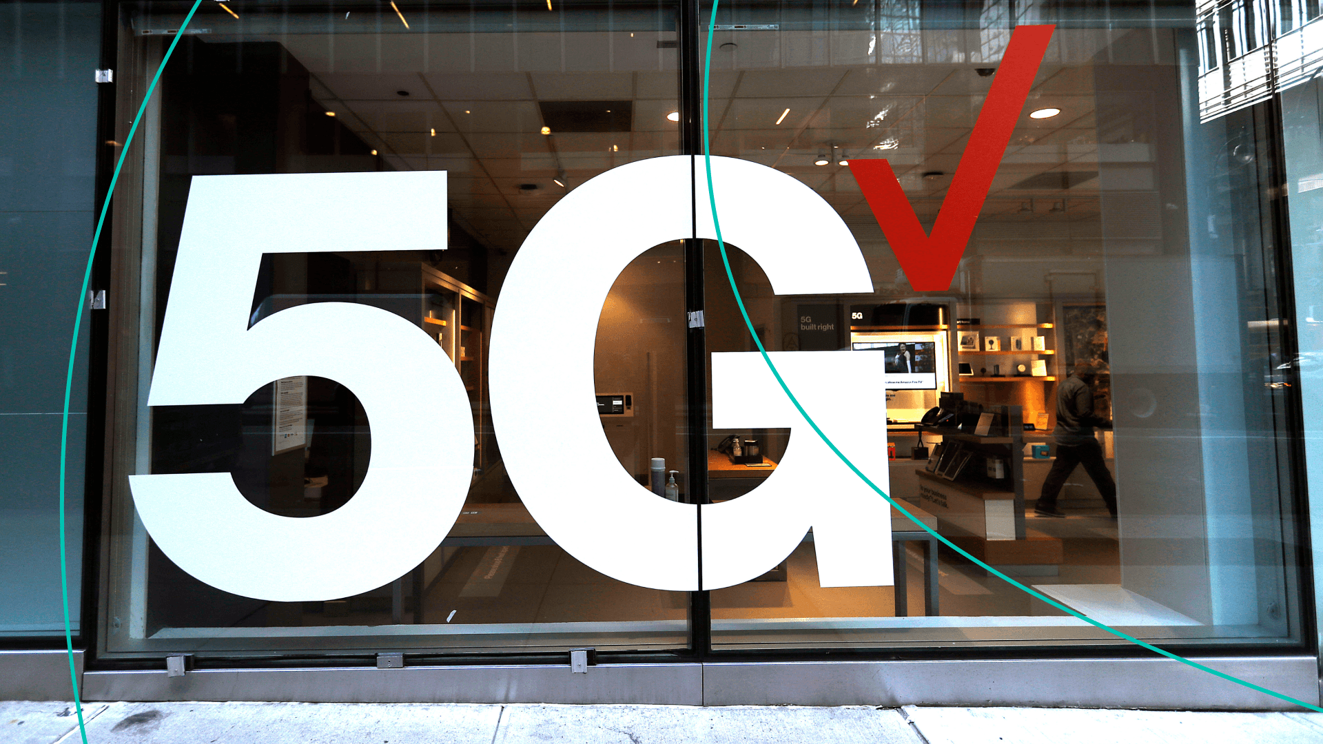 Verizon store front displays the 5G network near Grand Central Terminal