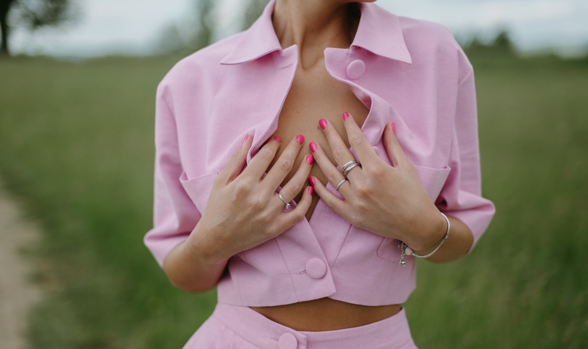 Featured image for 7 Reasons Why Your Nipples Hurt When You Touch Them, Even Though You’re Not Pregnant