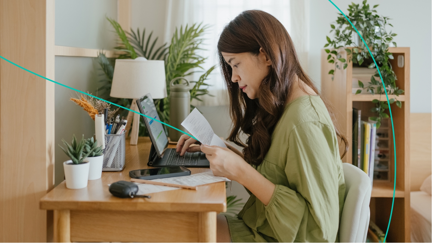 Laurel Road accountholder on her computer