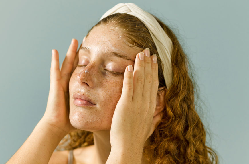 Featured image for 5 Facial Massage Techniques That Help Relieve Built-Up Stress and Anxiety