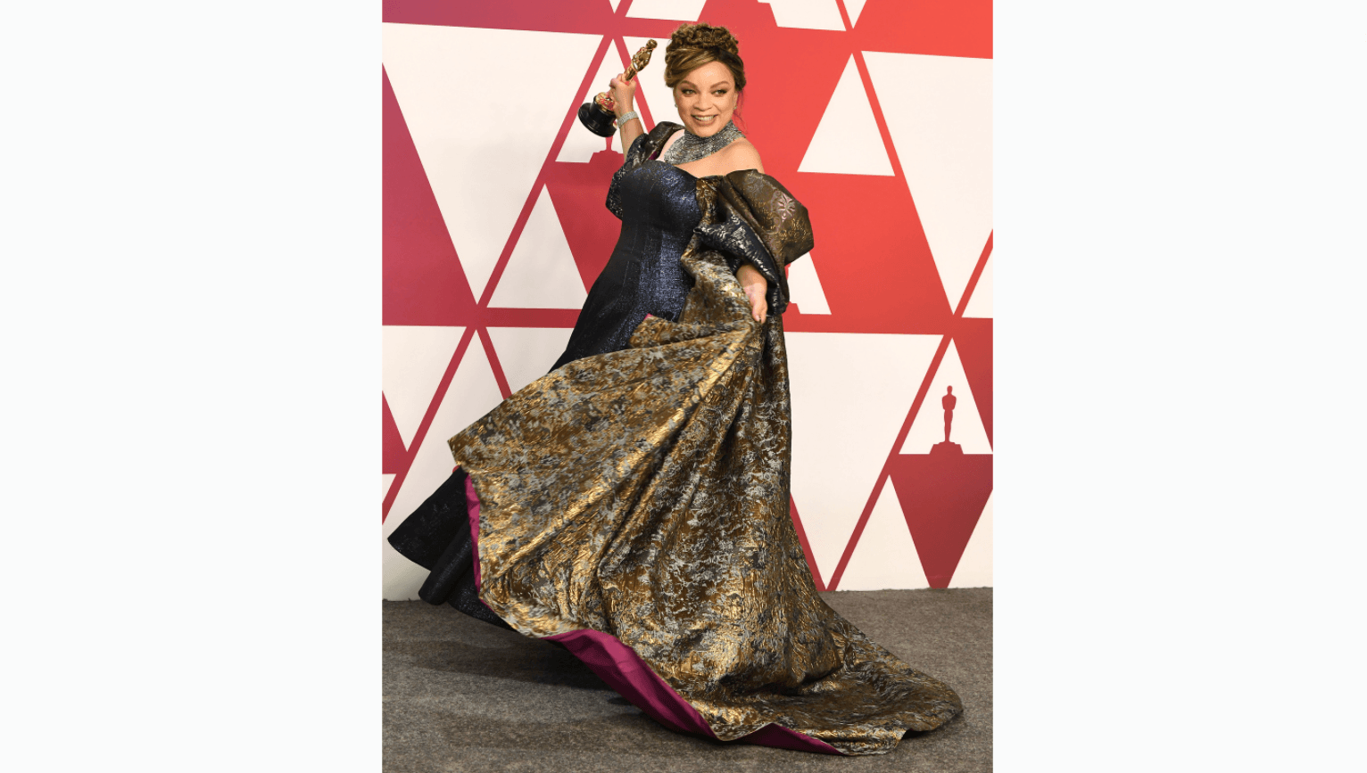 Ruth Carter with her Oscar posing for photos.