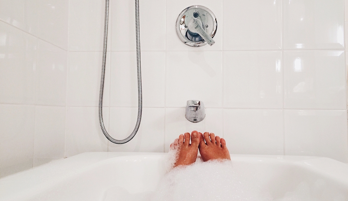 Featured image for 13 Creative Vibrator Alternatives That Can Get You Off in a Pinch