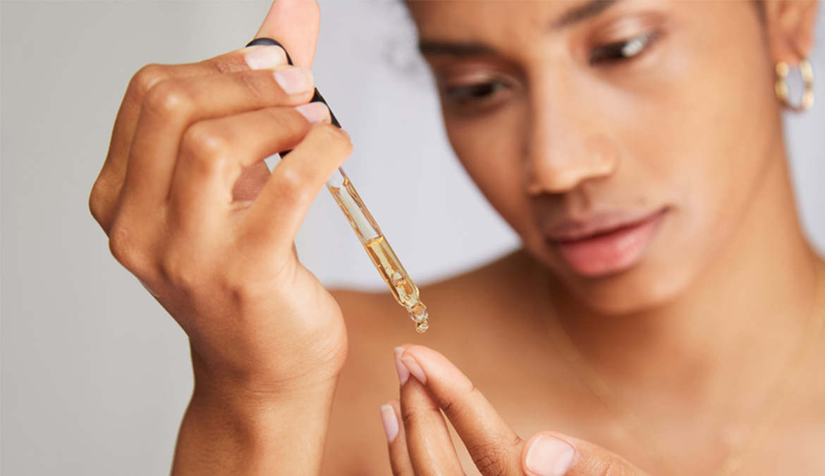 Featured image for 'Oil Pulling' Your Skin Can Effectively Dislodge Blackheads—But There's One Major Caveat