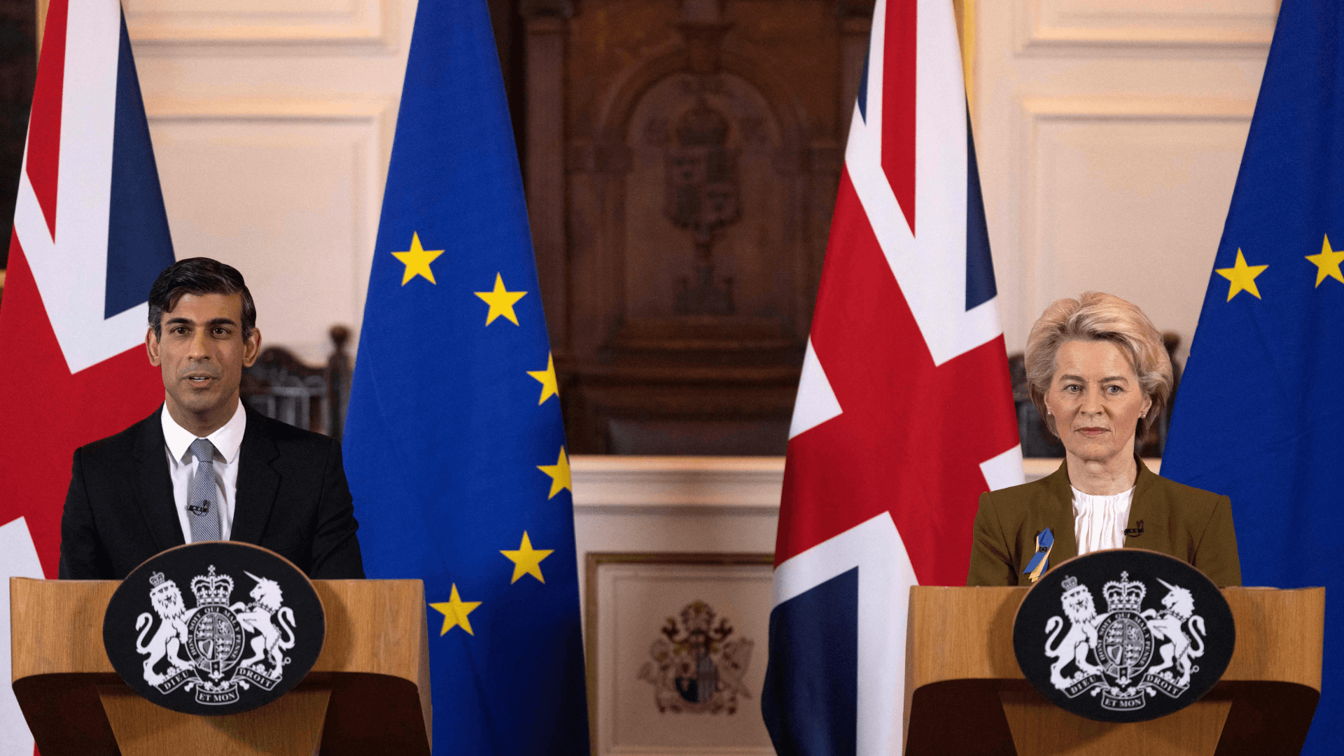 Britain's Prime Minister Rishi Sunak (L) and European Commission chief Ursula von der Leyen hold a joint press conference